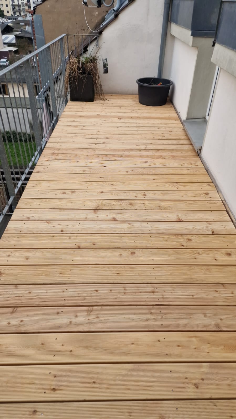 Balkon mit Holzdielen – nachher