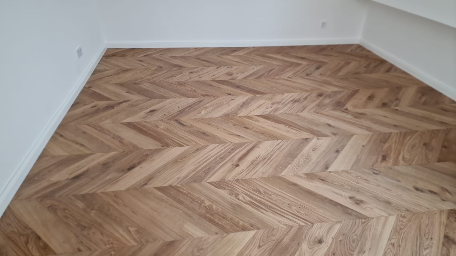 Chevron-Parkett im leeren Raum