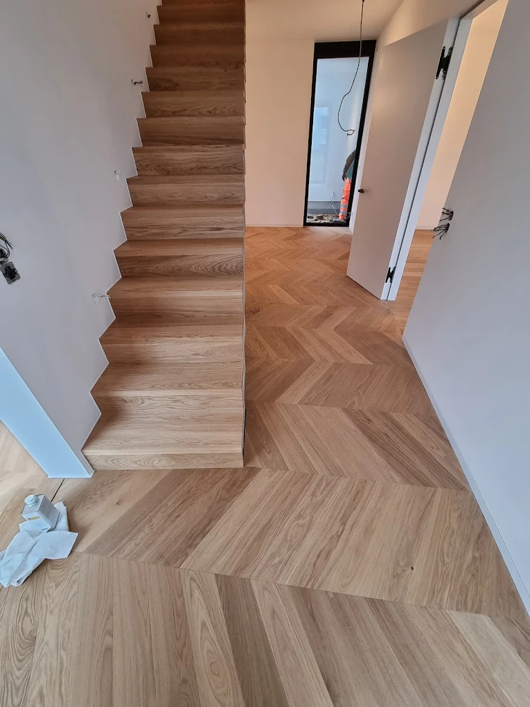 Holztreppe mit Fischgrätboden