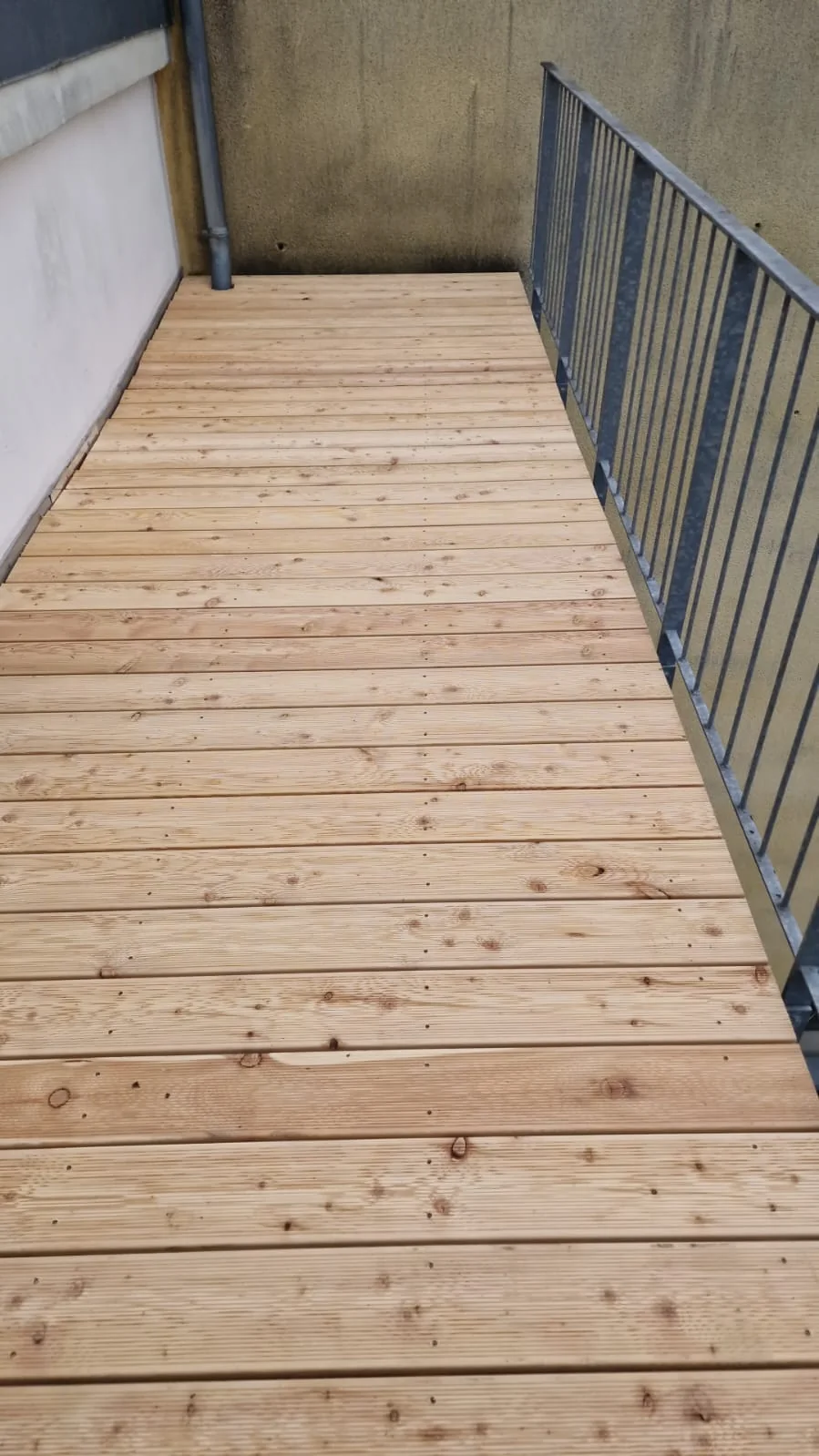 Fertiger Balkon mit Holzdielen
