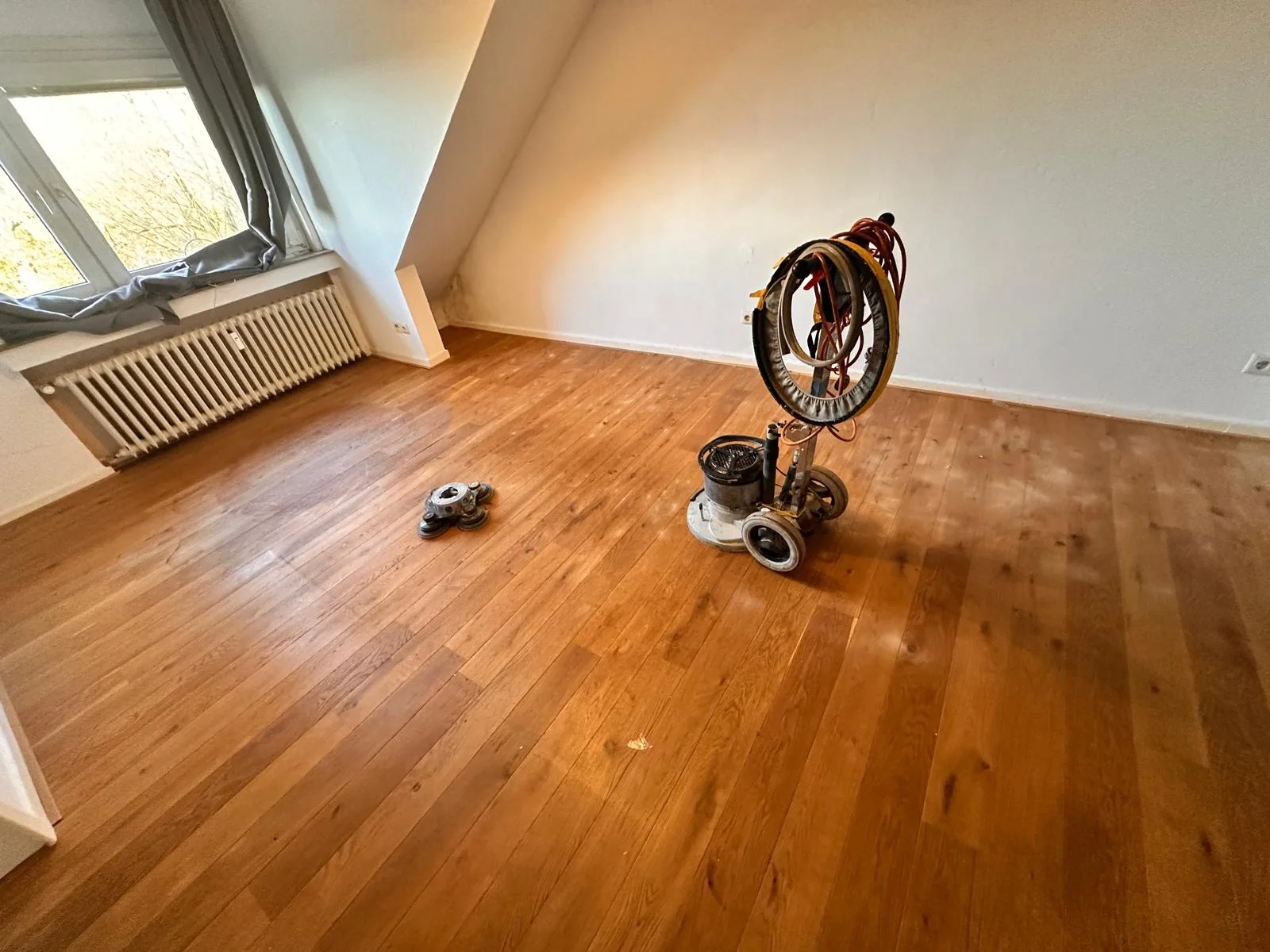 Parkett schleifen im Dachgeschoss