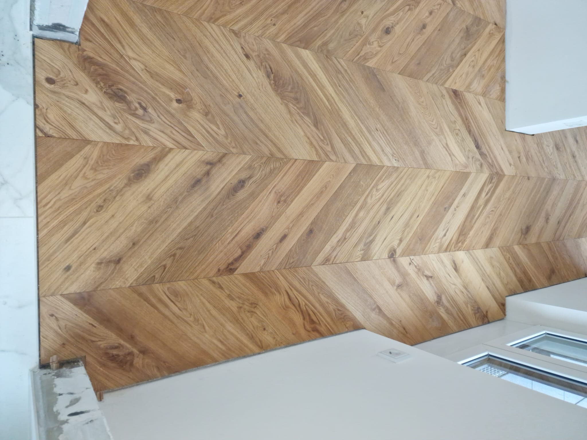 Chevron-Parkett im hellen Wohnraum