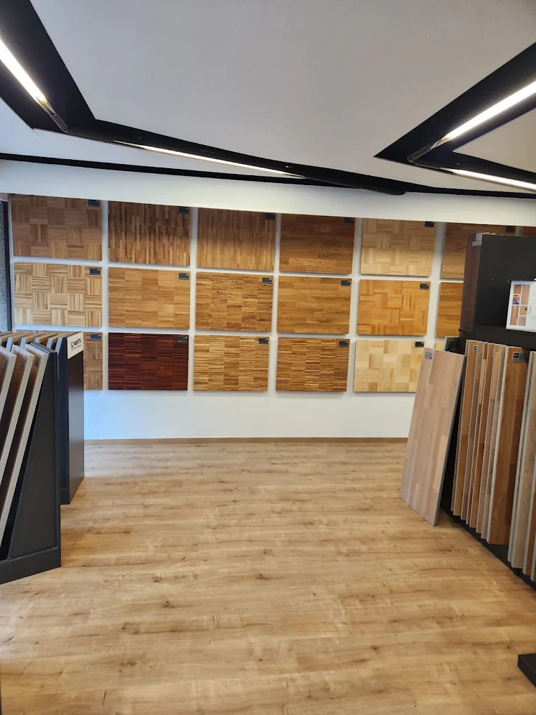 Parkettwand in der Ausstellung