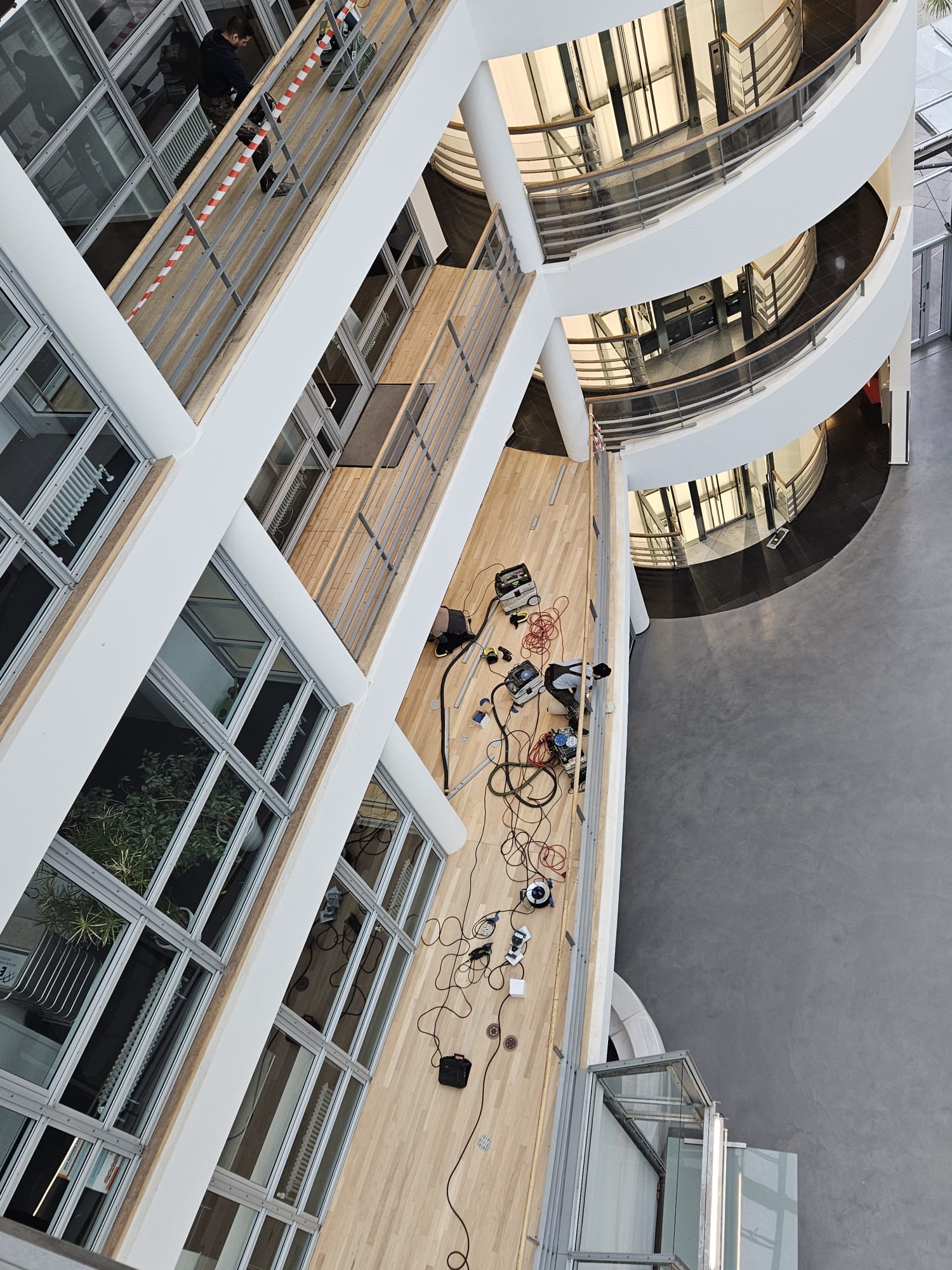 Parkett auf den Galerien im Atrium von oben