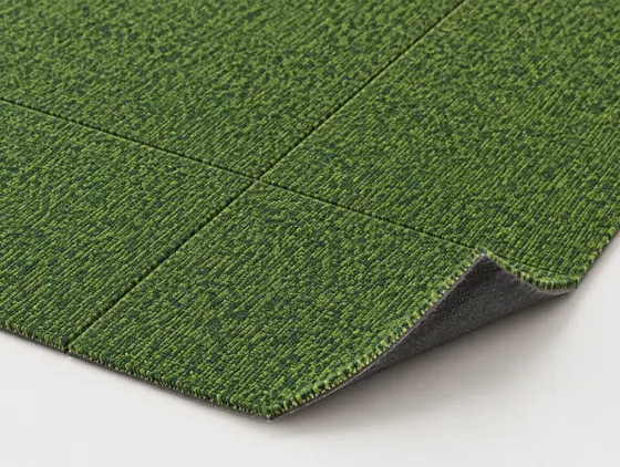 Teppichfliese Output Loop Grün · 50 × 50 cm · Farbe 9014