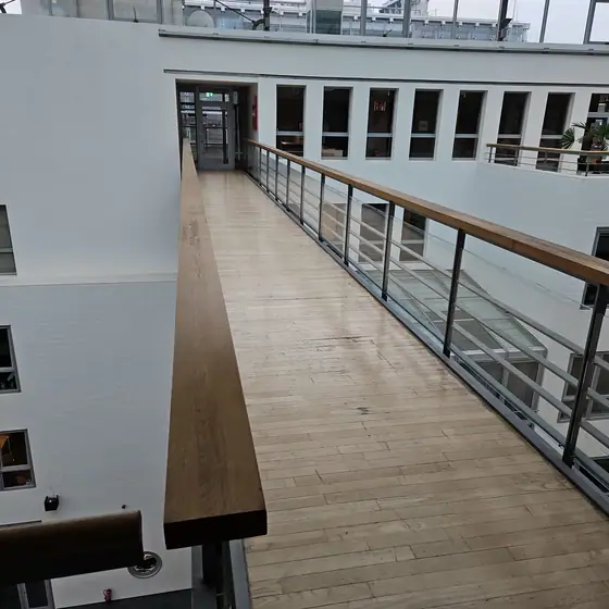 Galerie mit Holzhandlauf