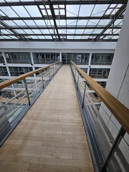 Brücke unter dem Glasdach