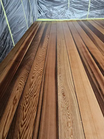 Farbspiel im Holz
