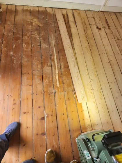 Alter Dielenboden mit ausgebauter Diele