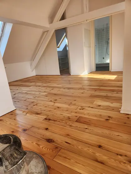 Aufgearbeitete Dielen unterm Dach