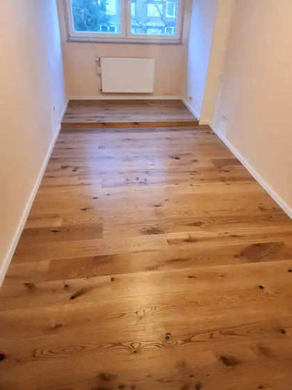 Dielen im Nebenraum