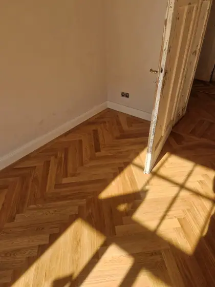 Licht und Schatten auf dem Parkett