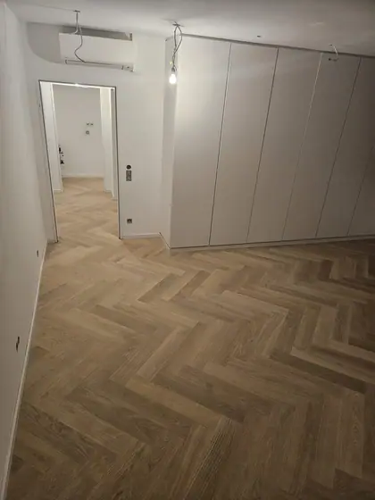 Fischgrät im Flur mit Einbauschrank