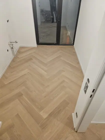 Fischgrät vor der Glastür