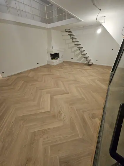 Raum mit Galerietreppe
