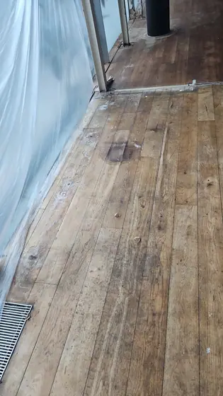 Dunkle Oberfläche mit Flecken