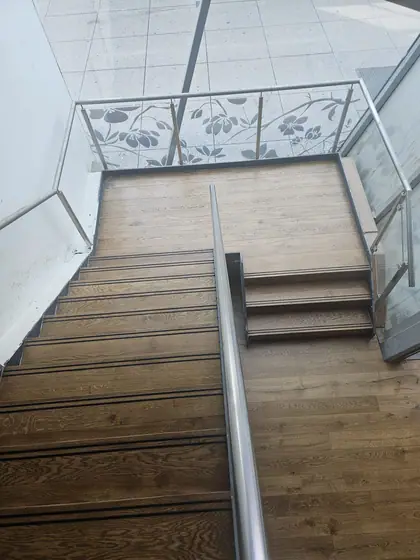Treppe zur Galerie, passend aufgearbeitet