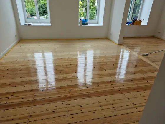 Glänzend versiegelte Kiefer