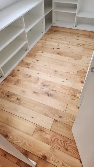 Dielen vor der Einbauwand