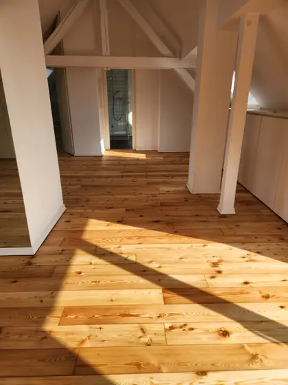 Dachgeschoss mit Sonnenlicht
