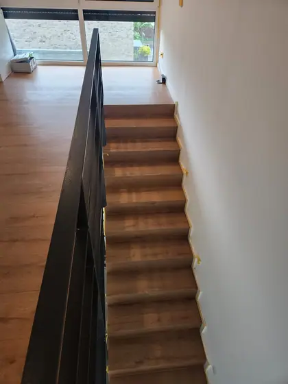 Treppe mit Metallgeländer