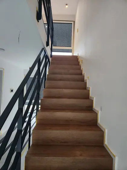 Holztreppe im Treppenhaus