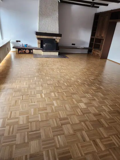 Würfelparkett im Wohnraum mit Kamin