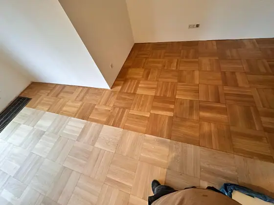 Halb geschliffen: alte Oberfläche neben frischem Holz